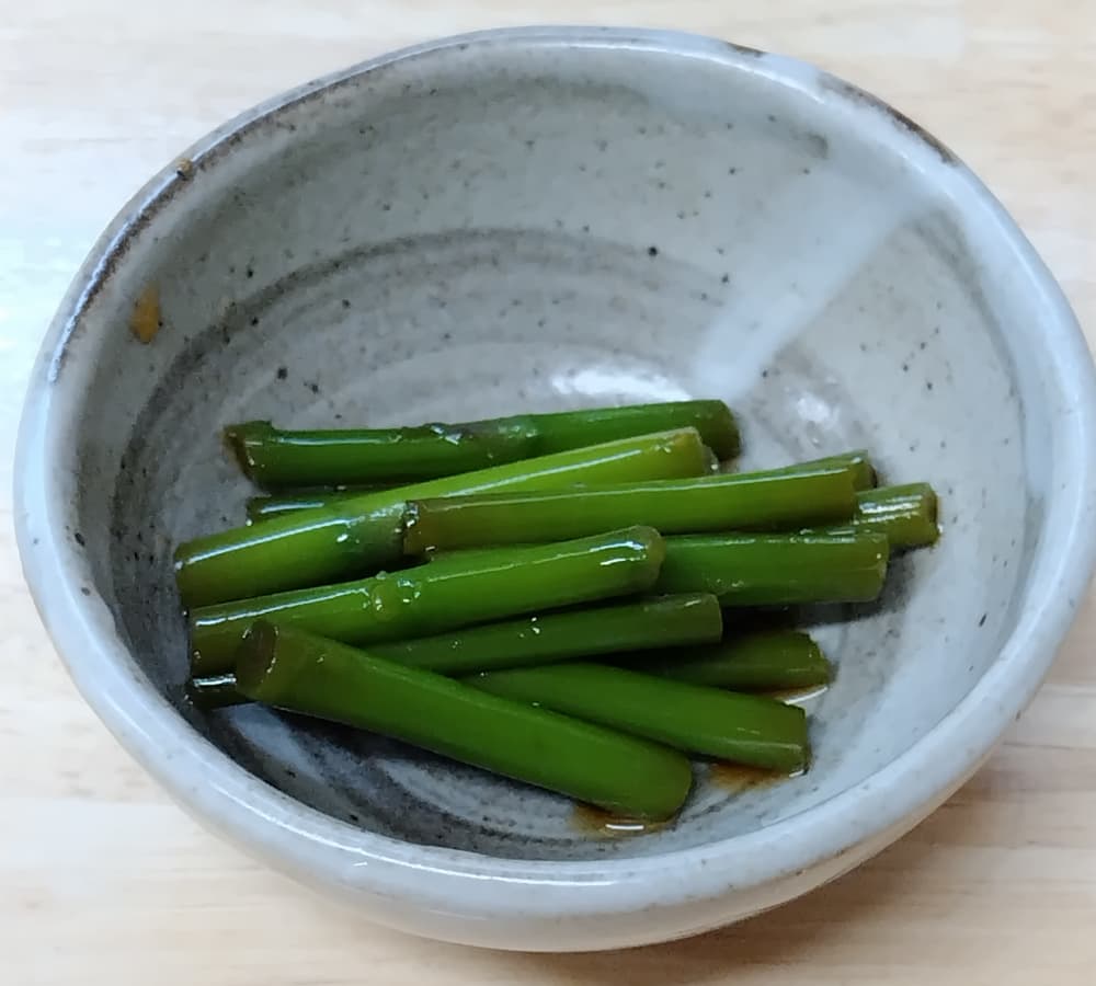 小料理さらのお通しで出てきた「アスパラガスのおひたし」