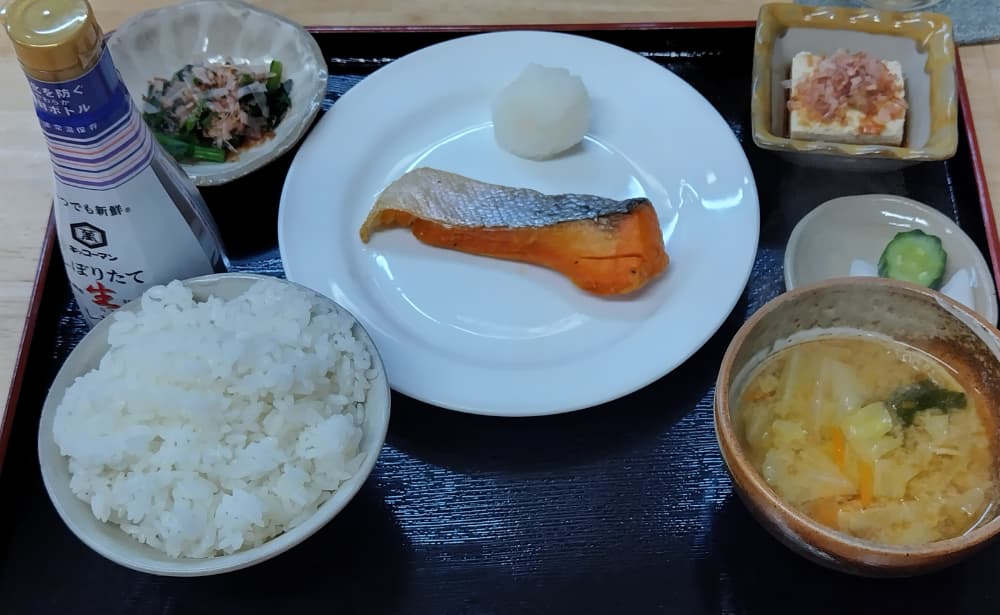 小料理さらで注文した「焼鮭定食」