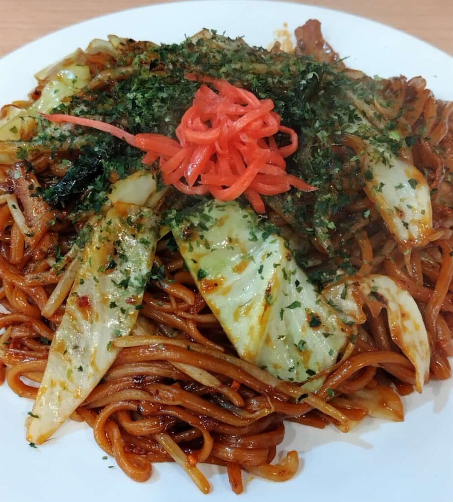 小松食堂で注文した「旨辛焼きそば（大）」の写真