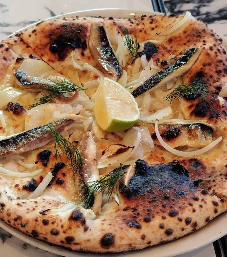 Pizzeria Picoで注文した「イワシとレモン」のピザ